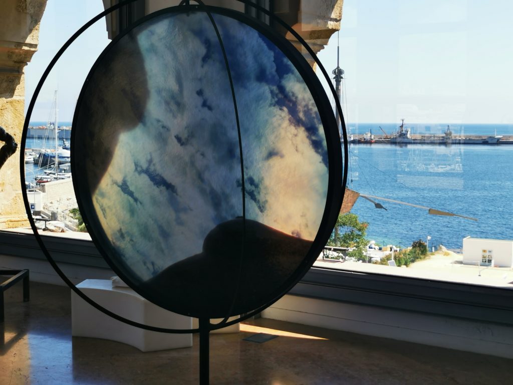 Point de Vue Serie Blu 2020 Sfera Armillaria Cerchi in ferro quattrocenteschi delle antiche botti di vino, vetro plastificato, tempera naturale, materiale organico marino Fifteenth-century iron circles of ancient wine barrels, plasticized glass, natural tempera, organic material Ǿ 148 cm 200 x 160 x 100 cm